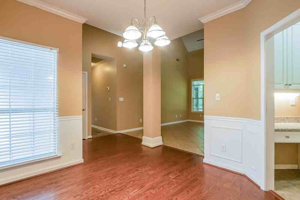 725 Claiborne St - Photo 6 of 16