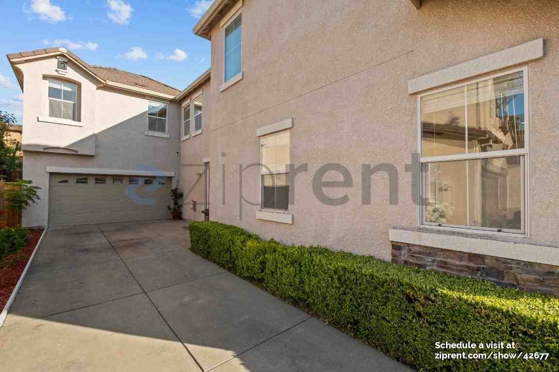 554 Blue Cypress Way - Photo 4 of 40