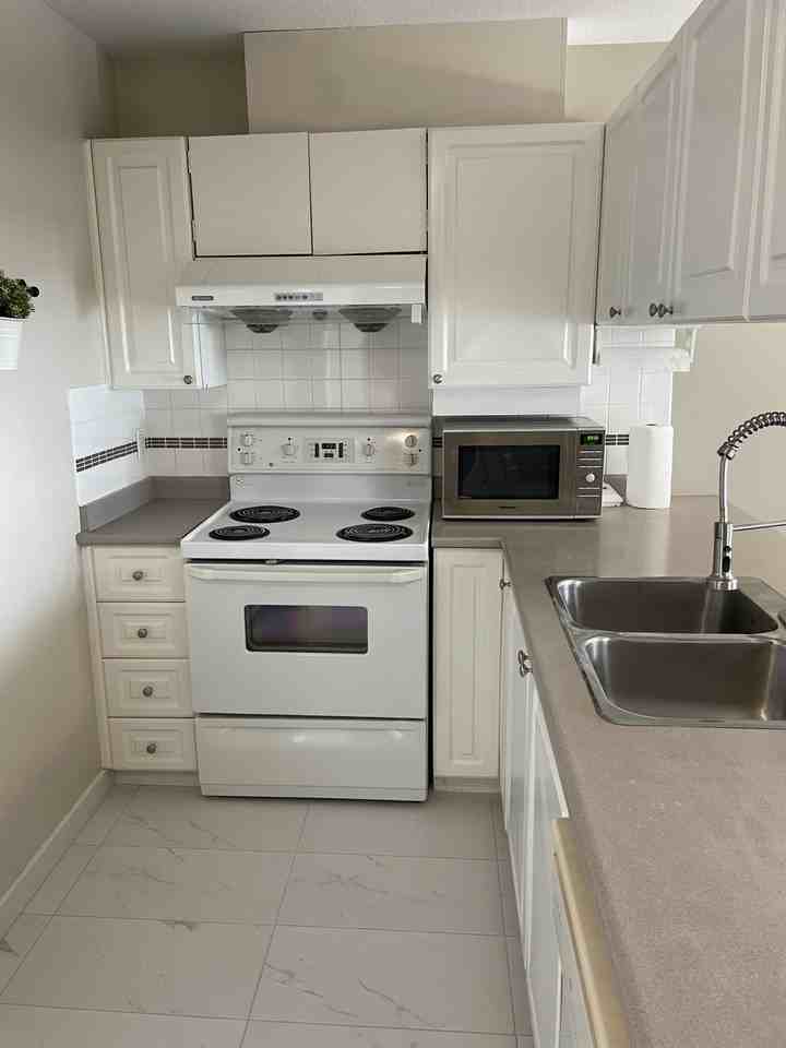 1032 Queens Ave - Photo 2 of 11