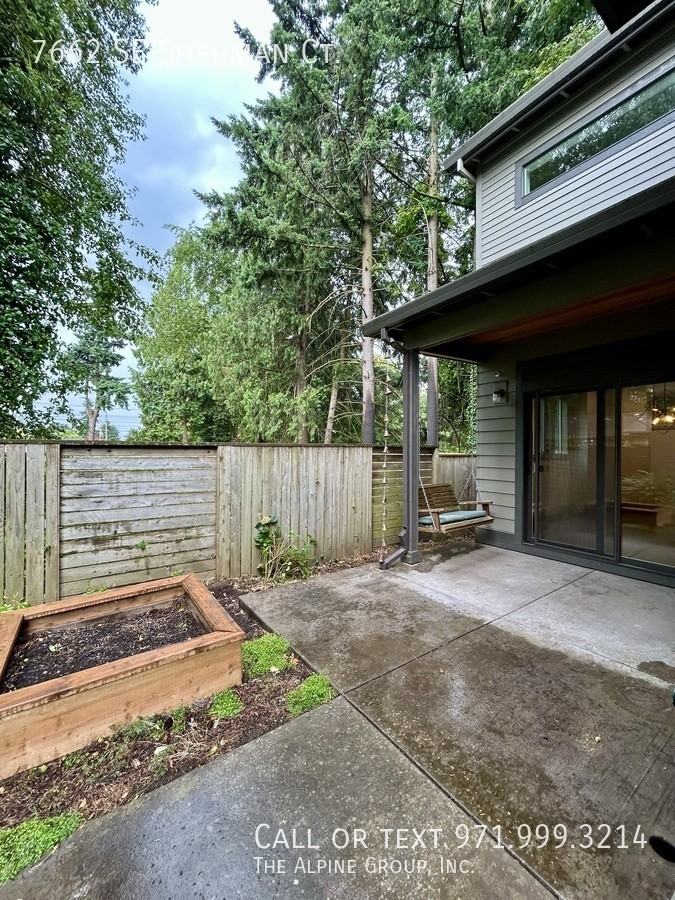 7662 Se Sherman Ct - Photo 3 of 48