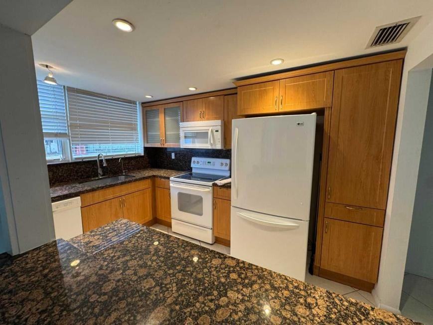 1239 Hillsboro Mile - Photo 3 of 10
