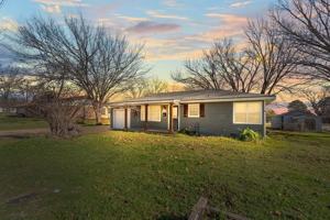 featured image of 832 N Main St