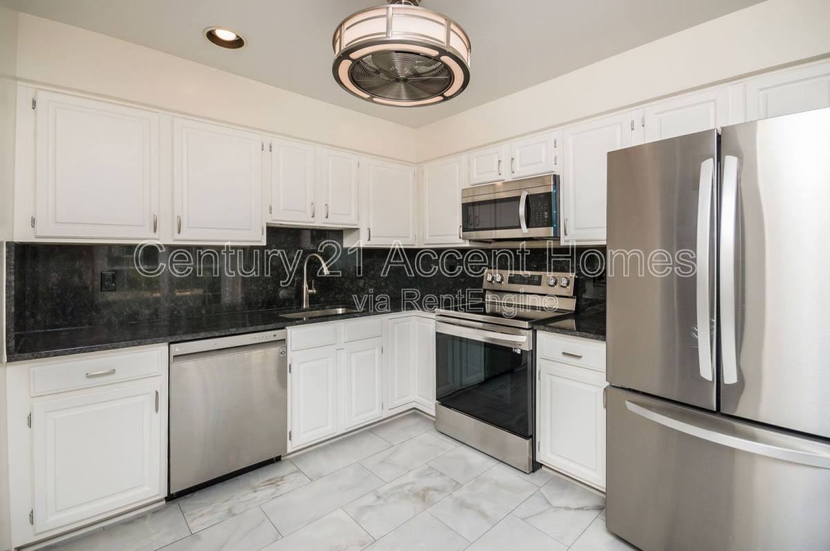 7431 Ridge Oak Ct - Photo 3 of 10