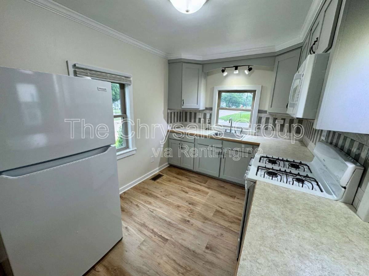 1027 Bergen Ave - Photo 2 of 6