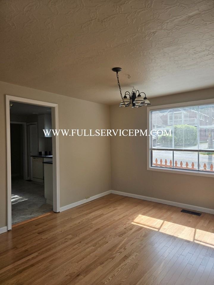 8401 S 113th St - Photo 3 of 23