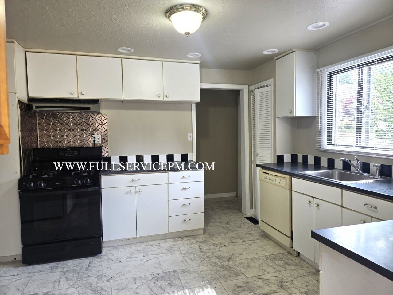 8401 S 113th St - Photo 4 of 23