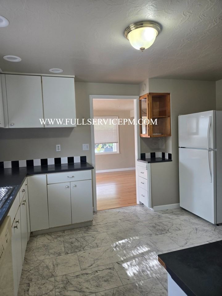 8401 S 113th St - Photo 5 of 23