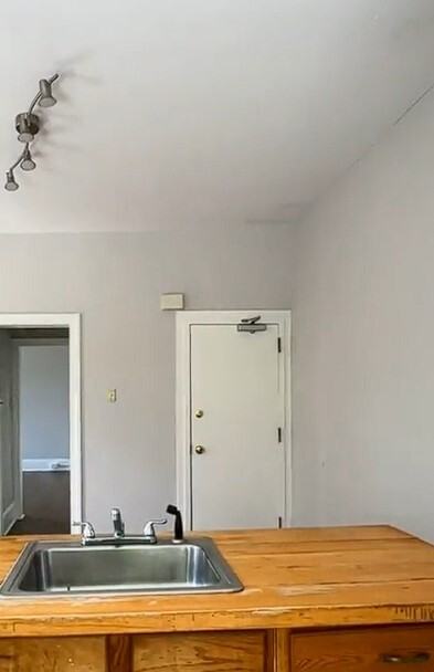 516 West Queen Lane - Photo 4 of 10