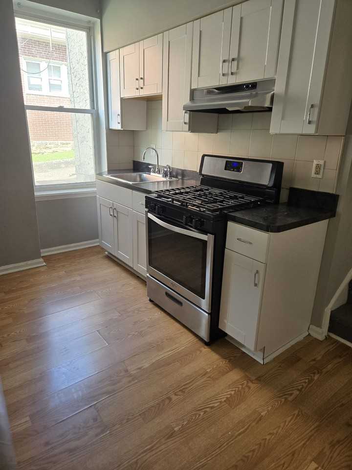 514 West Queen Lane - Photo 5 of 18