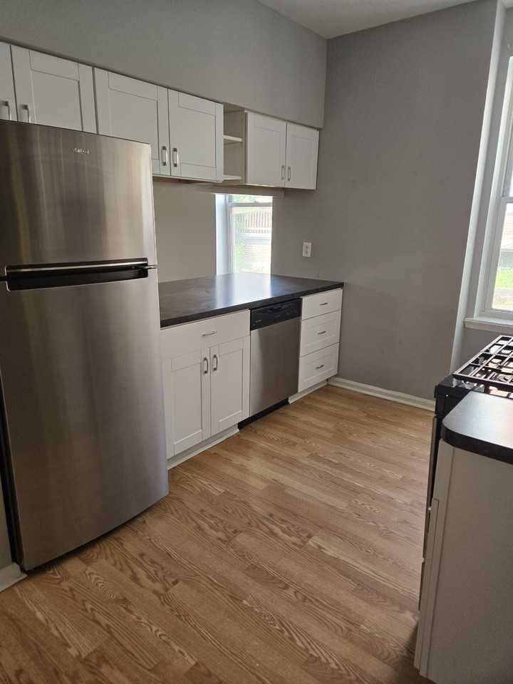 514 West Queen Lane - Photo 6 of 18