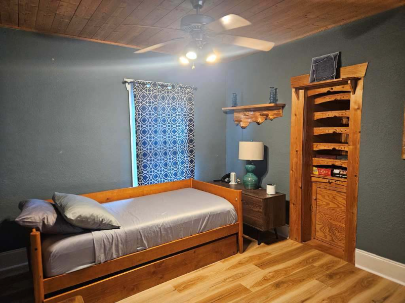 968 W Montrose St #A - Photo 6 of 20