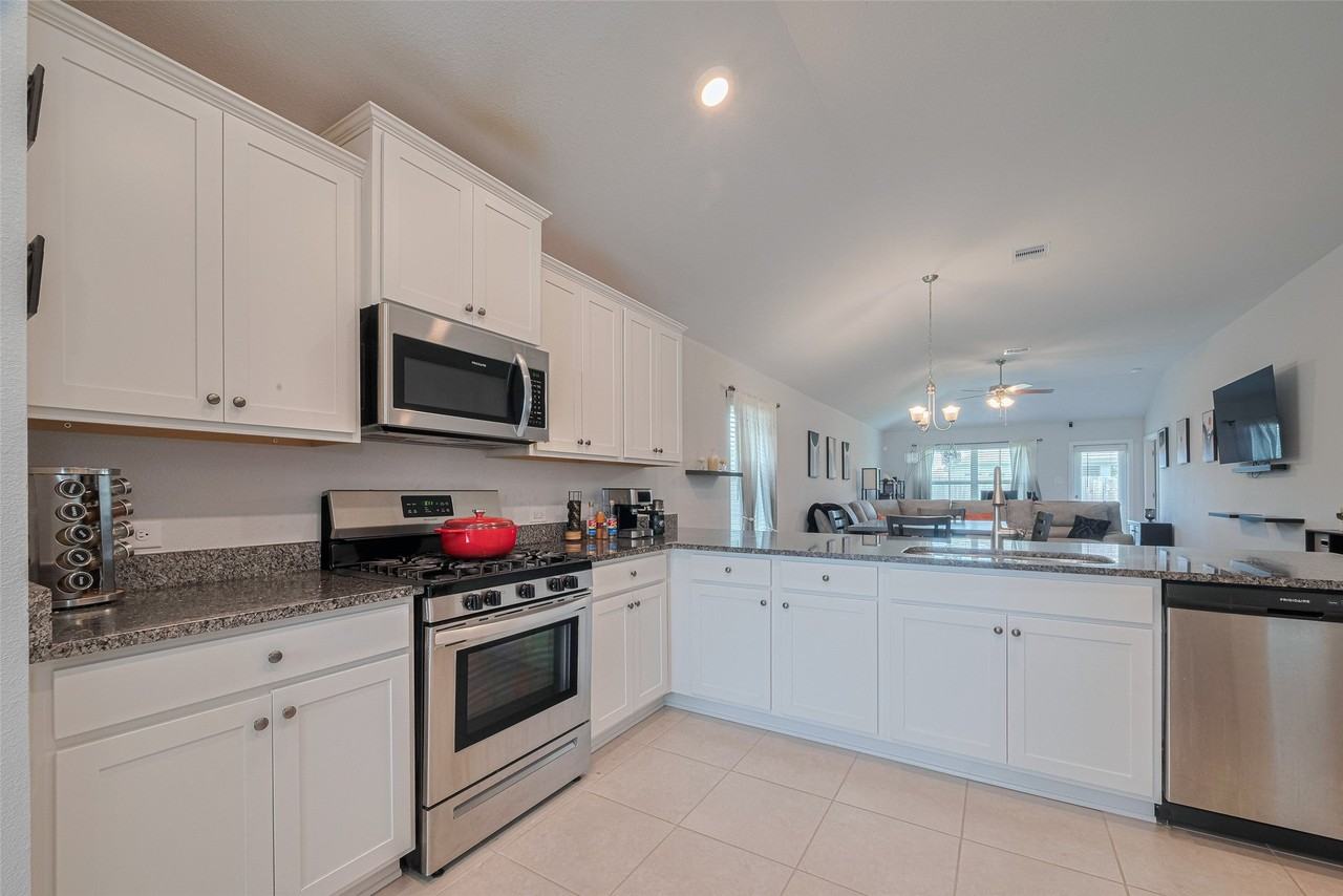 5323 Vermilion Ct - Photo 6 of 26