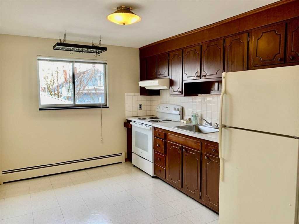 220 School St - Photo 5 of 10