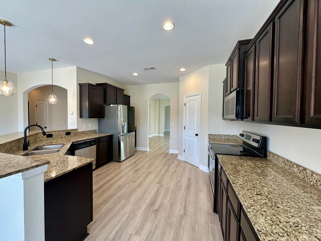 2712 Magnum Dr - Photo 4 of 25