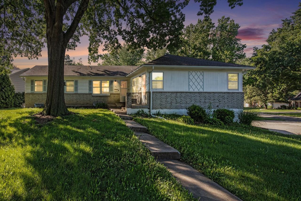 5717 West 97th Street - Photo 2 of 18