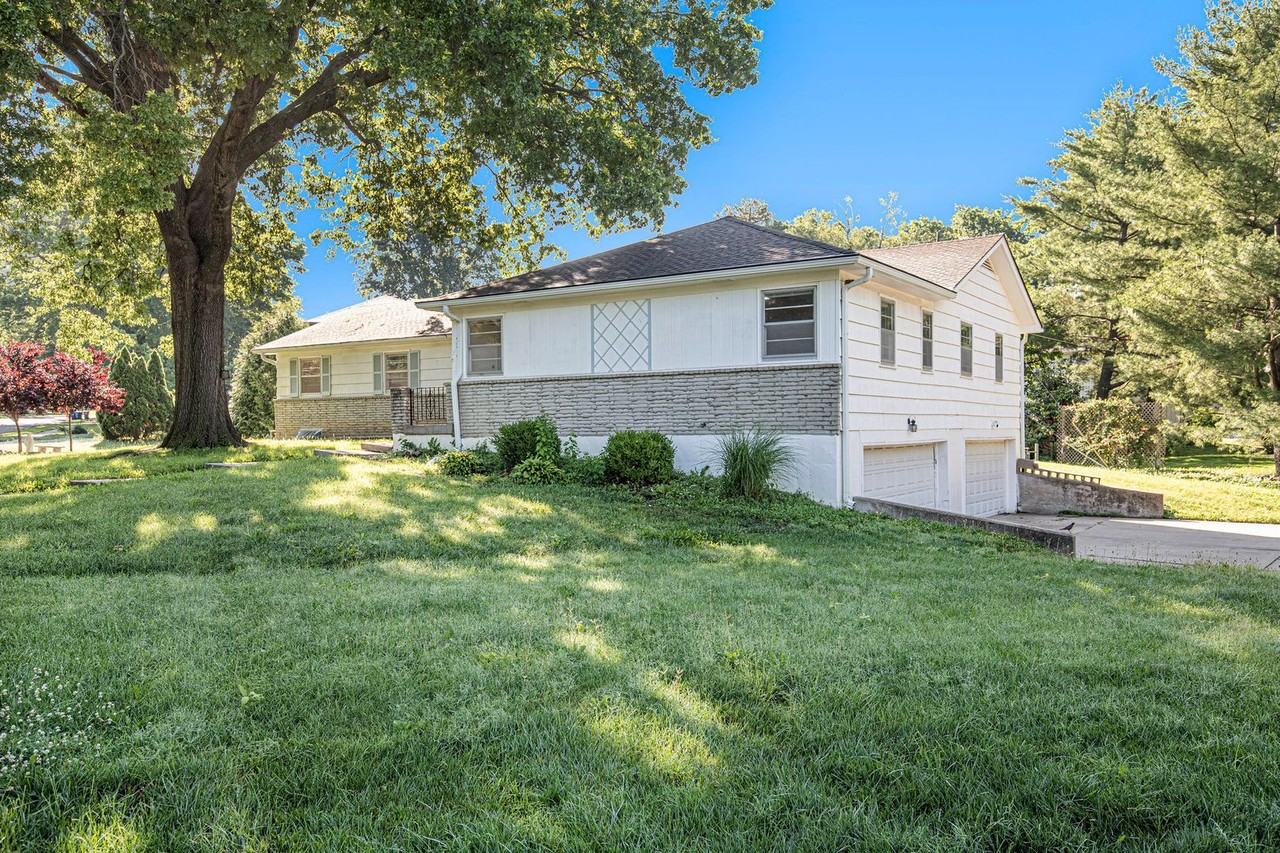 5719 West 97th Street - Photo 3 of 16