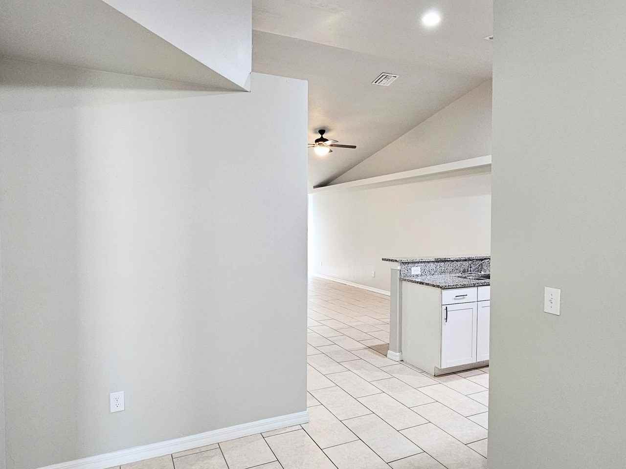 2916 Sw 7th Pl - Photo 4 of 29