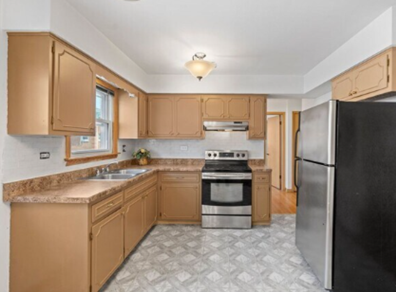 Rosemont Apartments Heat & Parking Included! - Photo 2 of 9