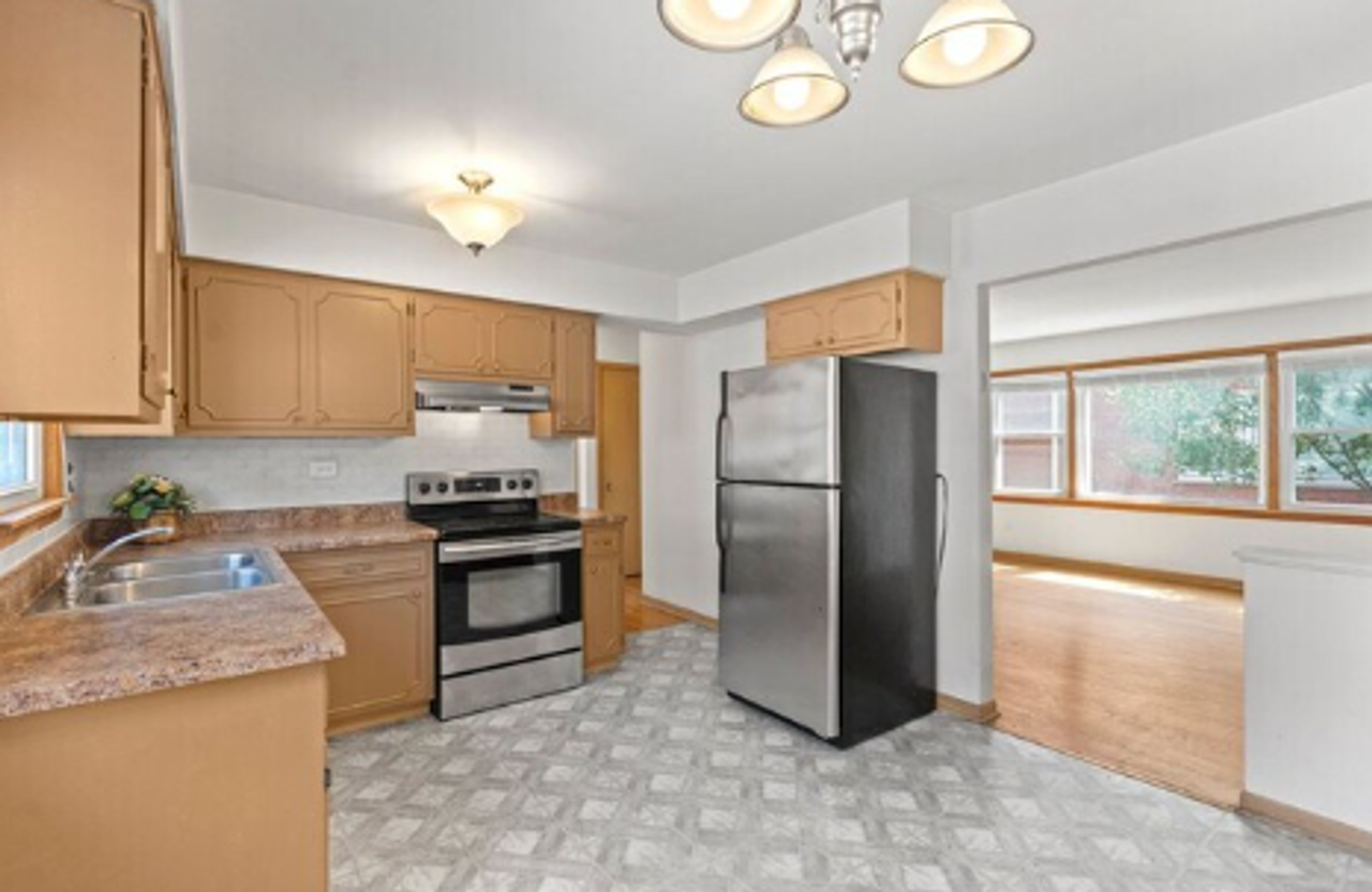 Rosemont Apartments Heat & Parking Included! - Photo 3 of 9