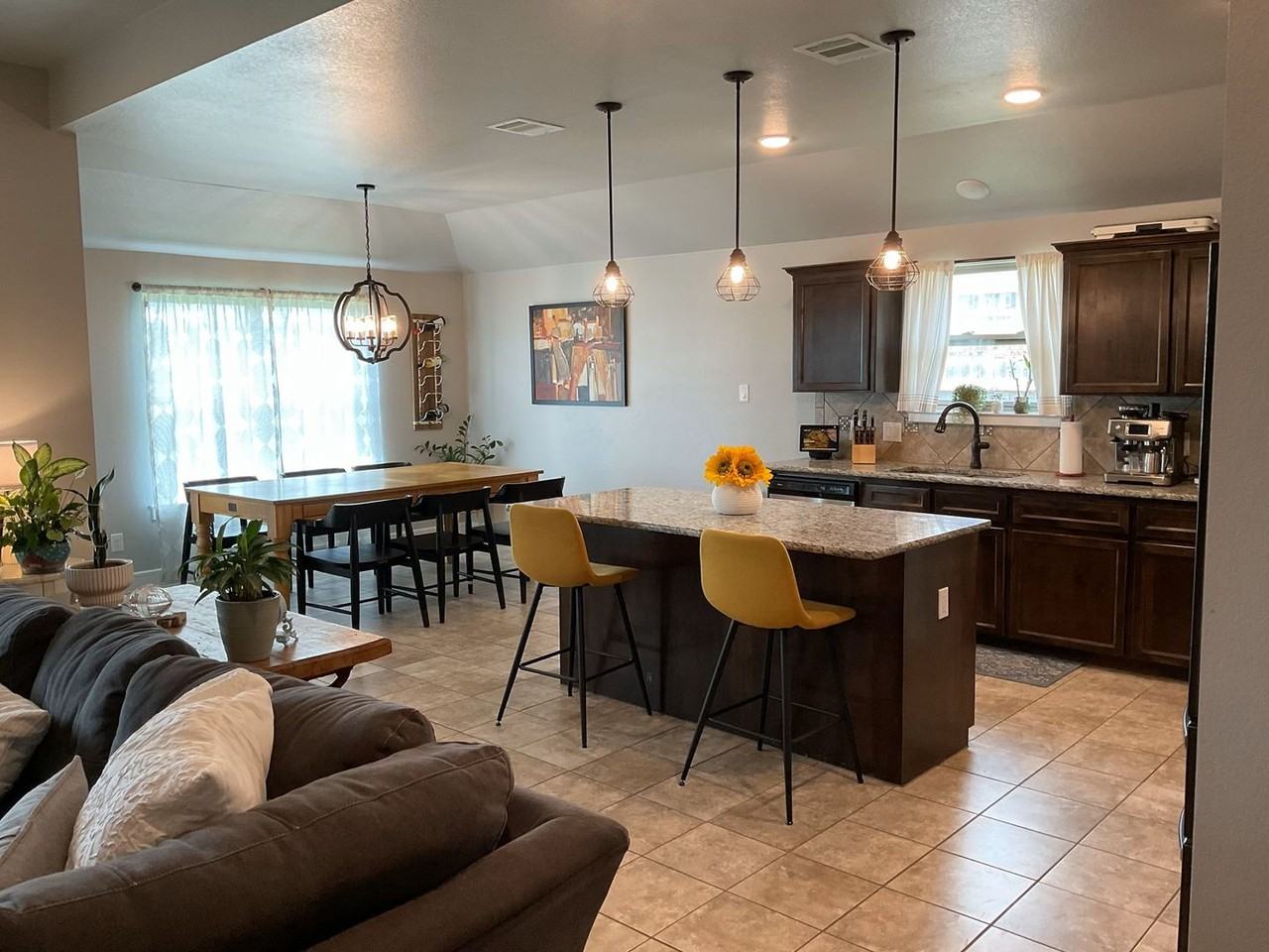 1529 Justice Dr - Photo 3 of 8