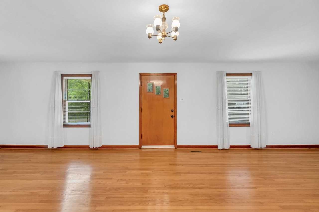 1128 James Blvd - Photo 3 of 26