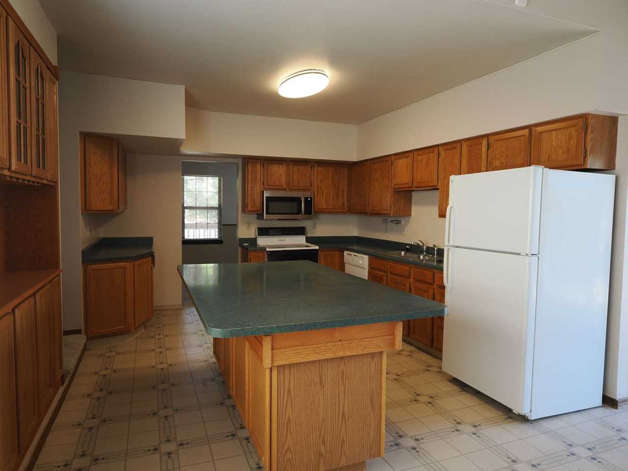 3215 Bunker Hill Dr - Photo 3 of 16