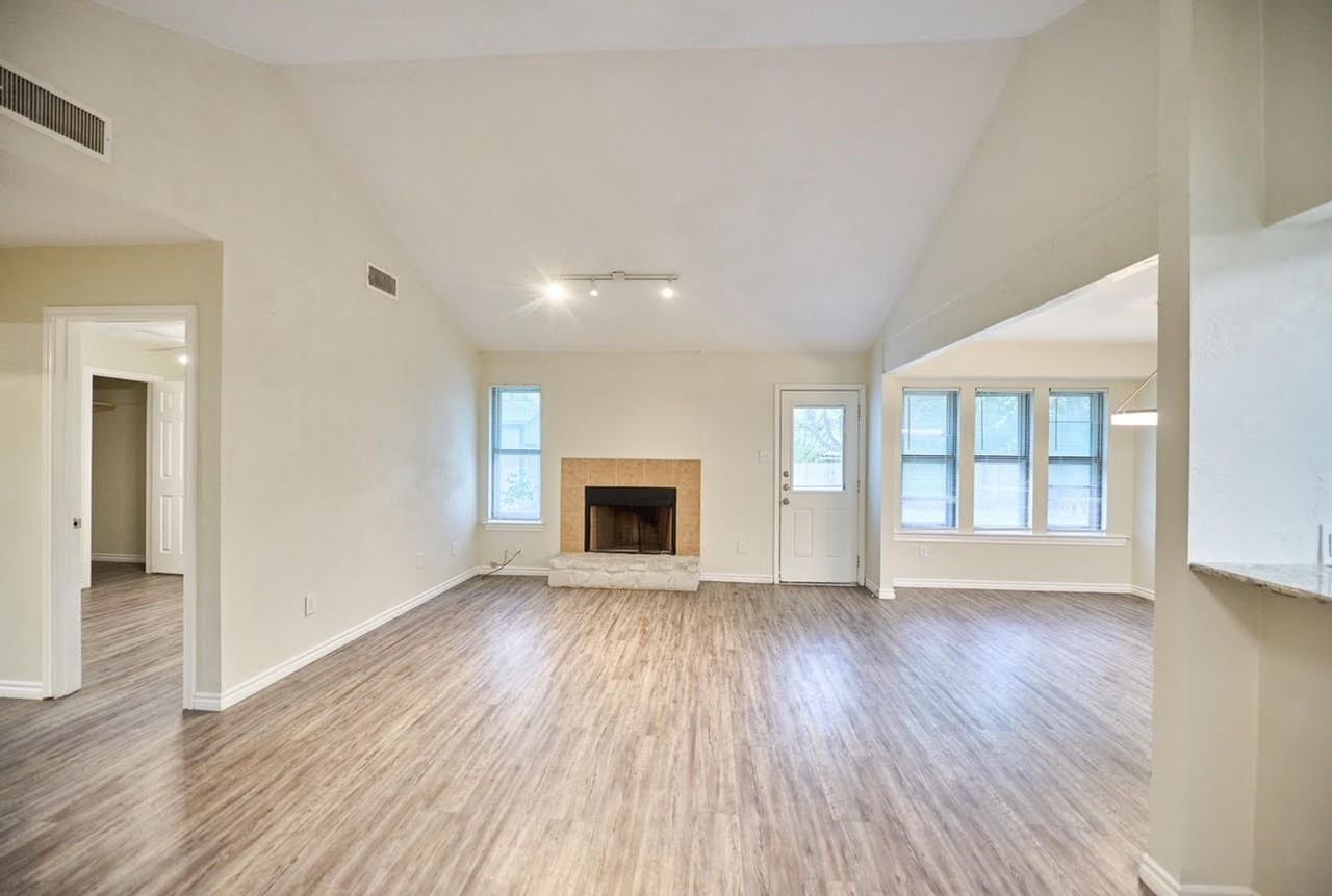 2510 Greenbriar Dr - Photo 2 of 21