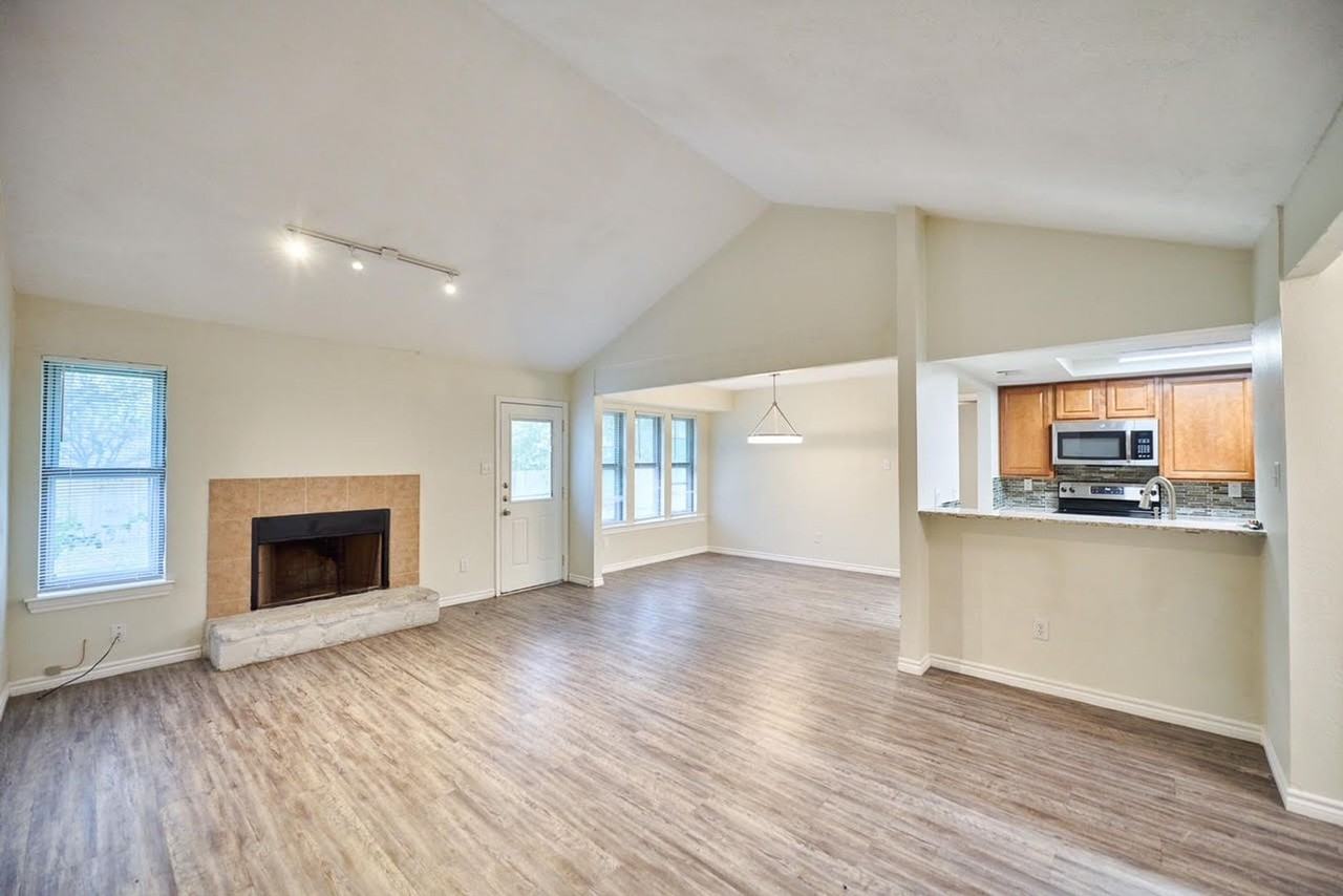 2510 Greenbriar Dr - Photo 3 of 21