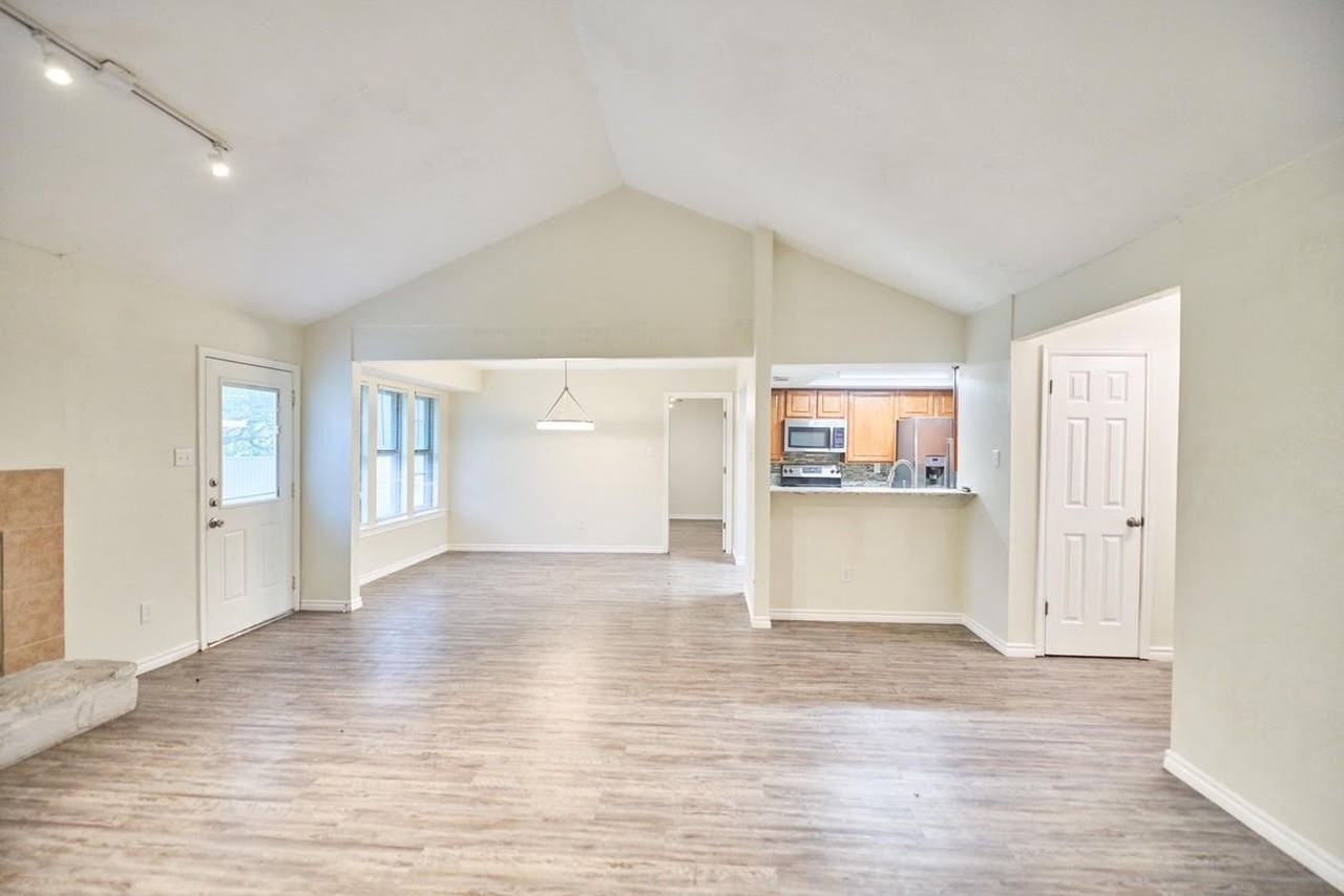 2510 Greenbriar Dr - Photo 4 of 21