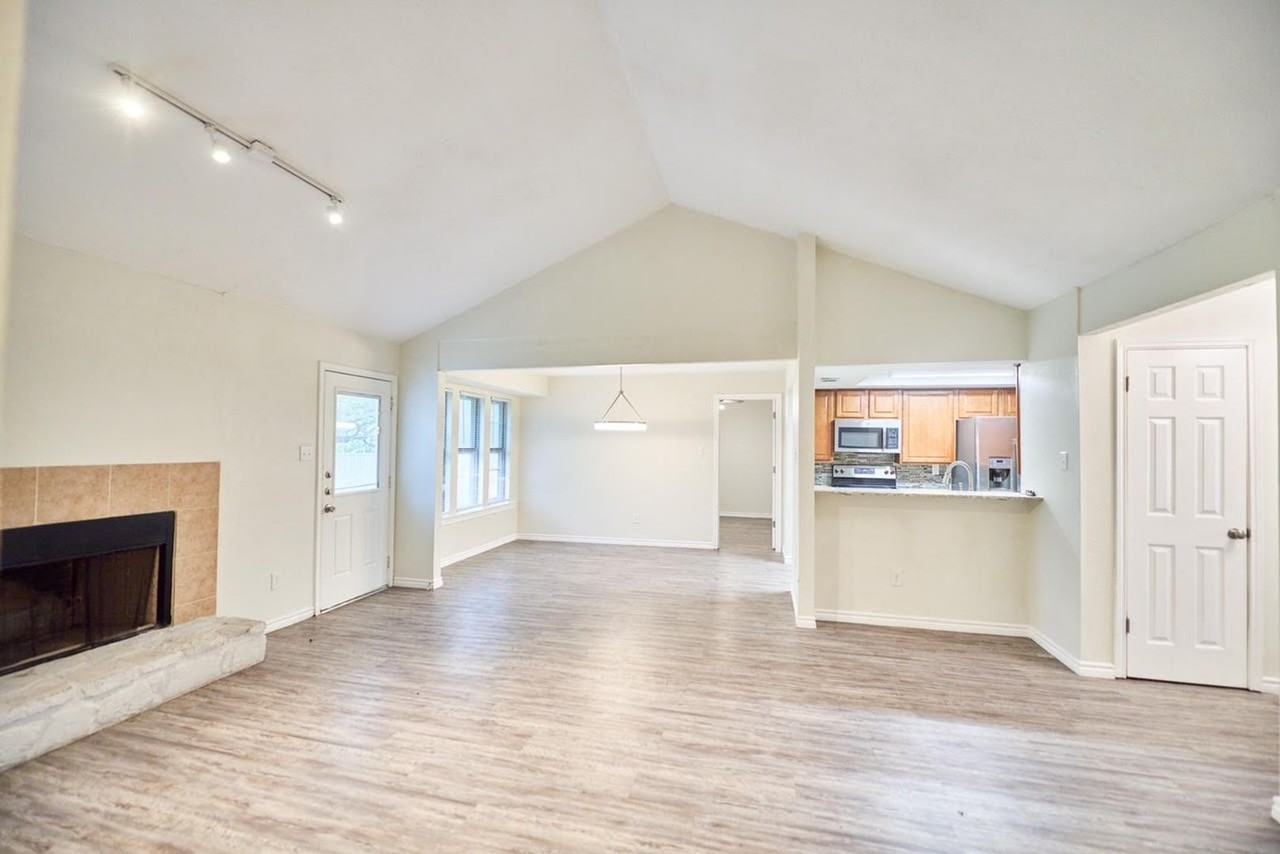 2510 Greenbriar Dr - Photo 5 of 21