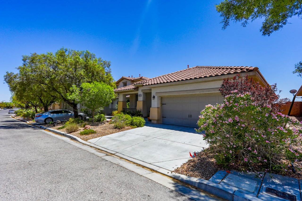 11057 Village Crest Ln - Photo 4 of 38