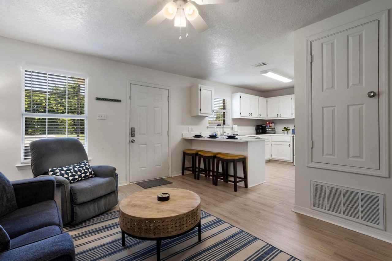 233 Palmetto Ln - Photo 4 of 26