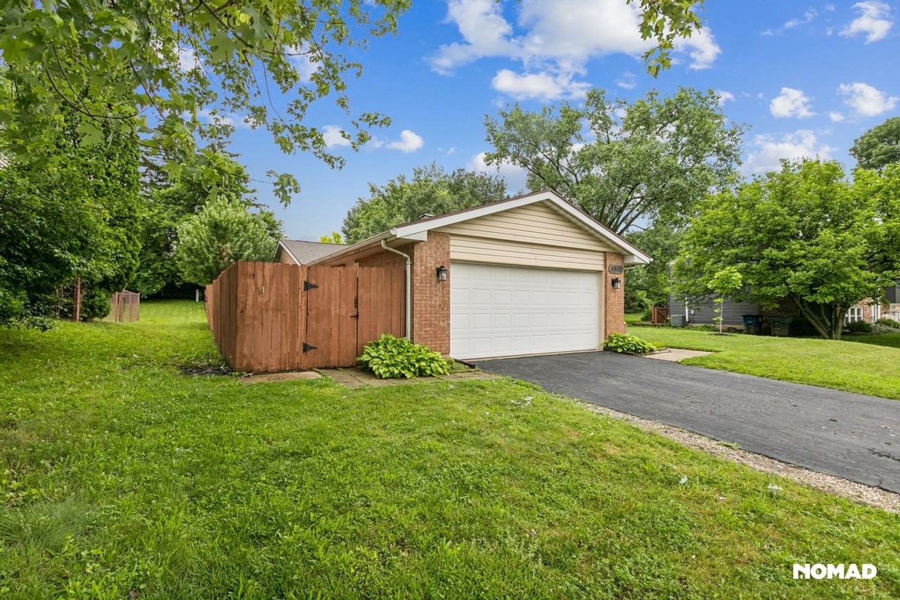 4930 Amberwood Dr - Photo 2 of 32