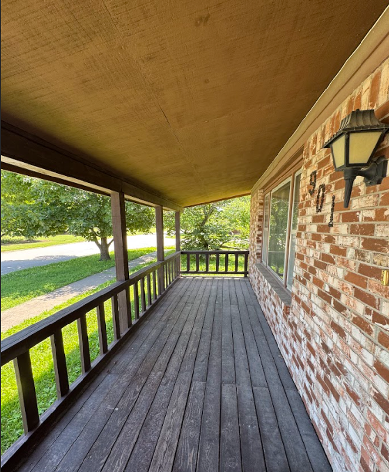 901 W Chestnut St - Photo 3 of 30