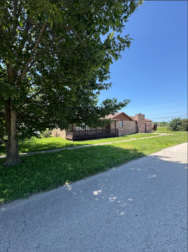 901 W Chestnut St - Photo 4 of 30