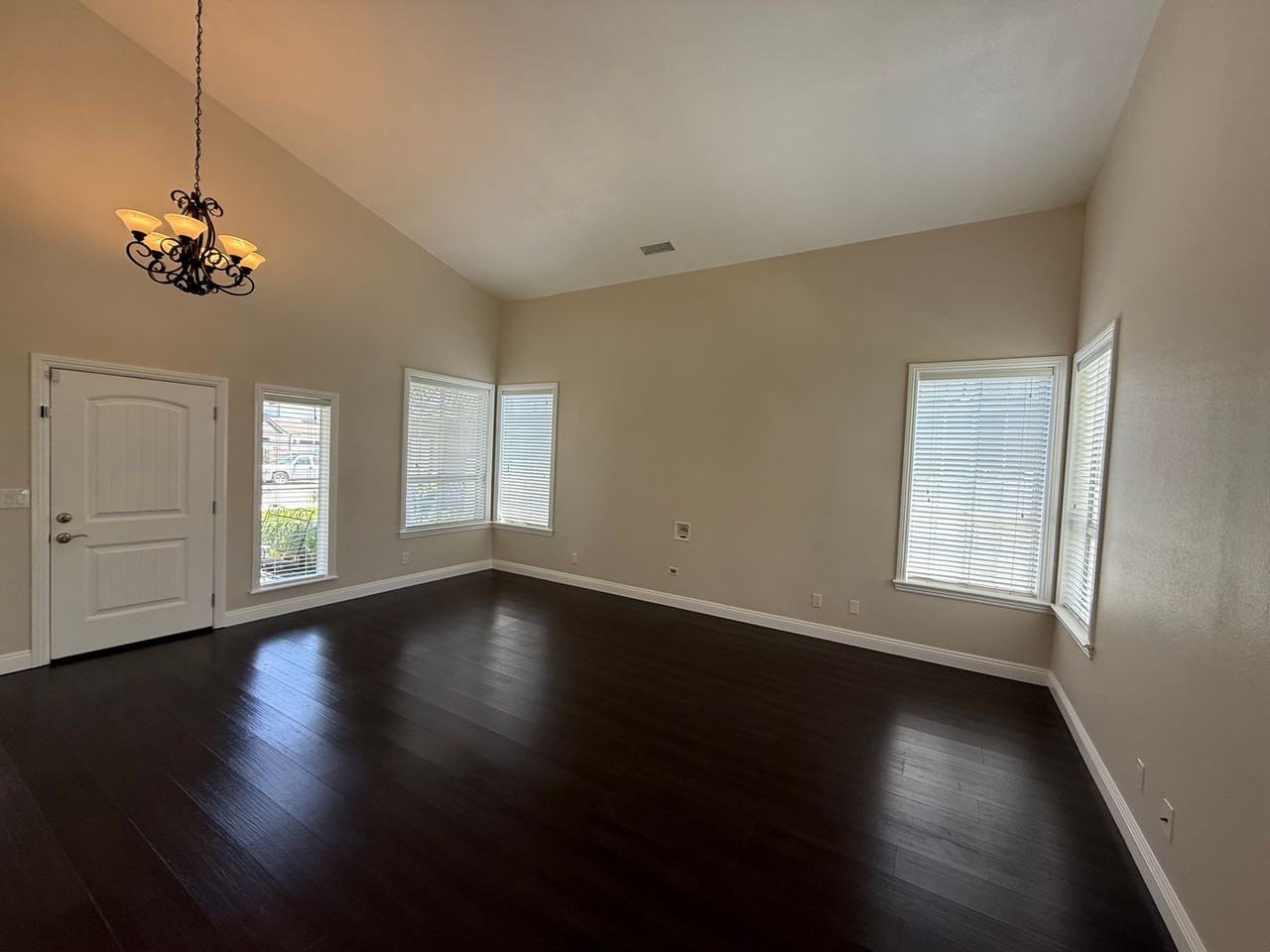 430 Carnation Pl - Photo 5 of 34