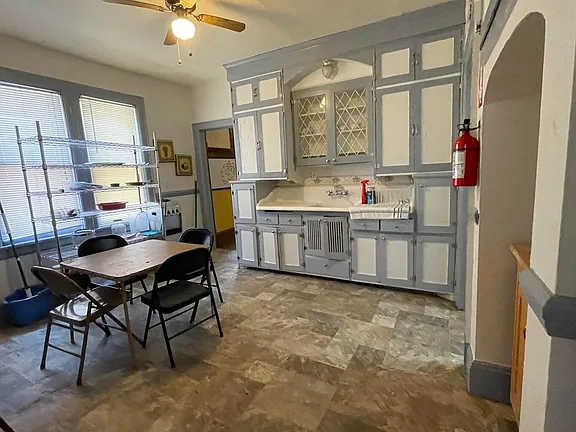 912 W Hadley St - Photo 3 of 6