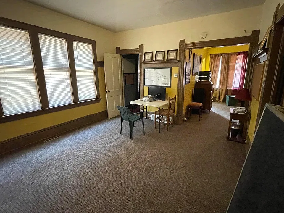 912 W Hadley St - Photo 4 of 6