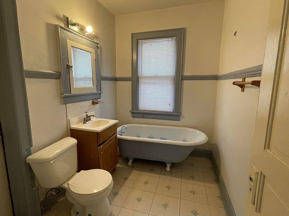 912 W Hadley St - Photo 5 of 6