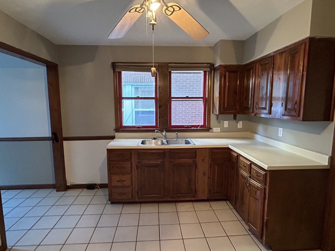 338 N Poplar St #NA - Photo 2 of 8