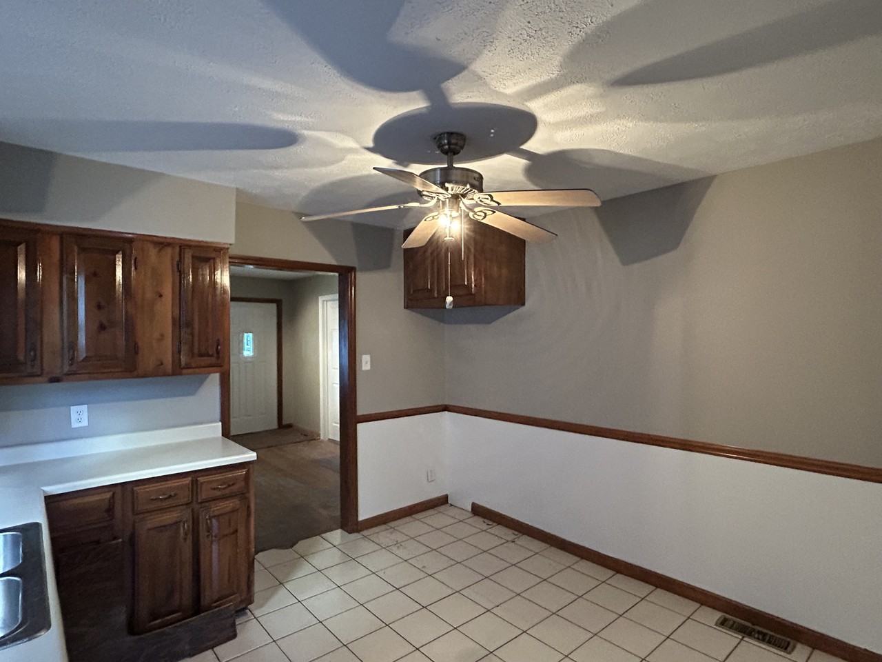 338 N Poplar St #NA - Photo 3 of 8