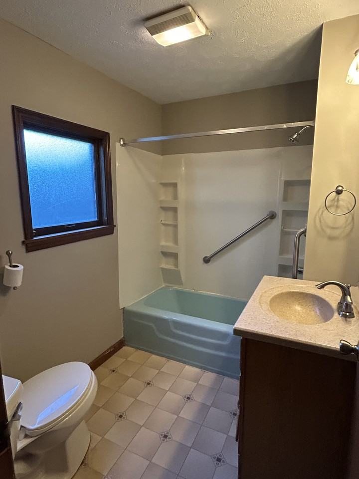 338 N Poplar St #NA - Photo 5 of 8