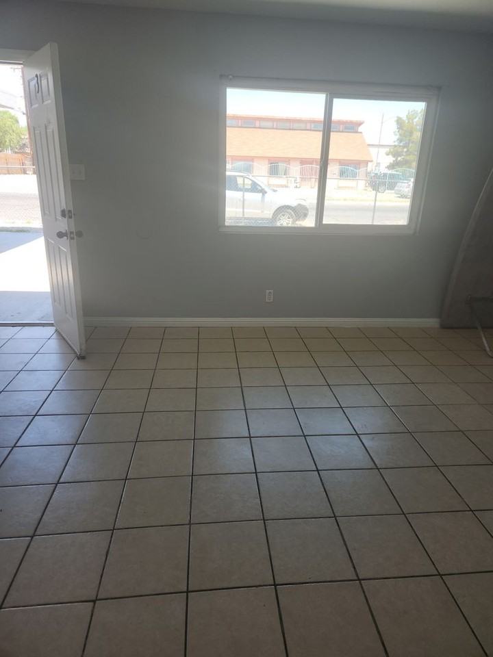 2539 Statz St - Photo 3 of 13