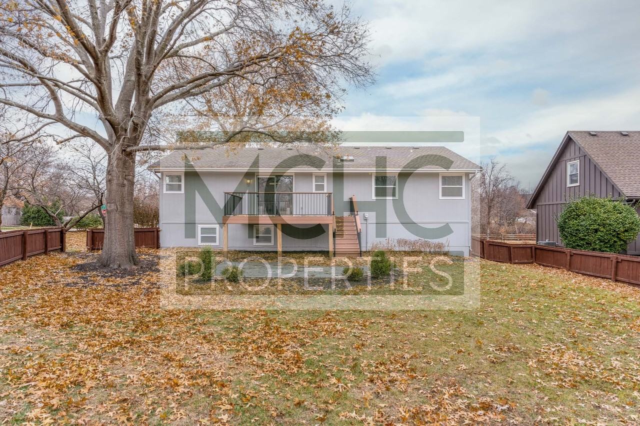 7837 W 112th St - Photo 2 of 40