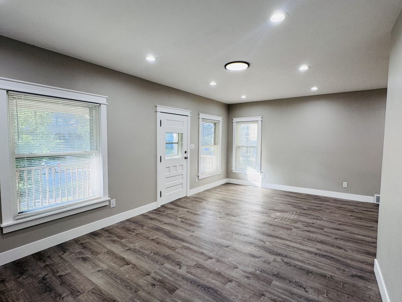 9809 Baltic Road - Photo 5 of 32