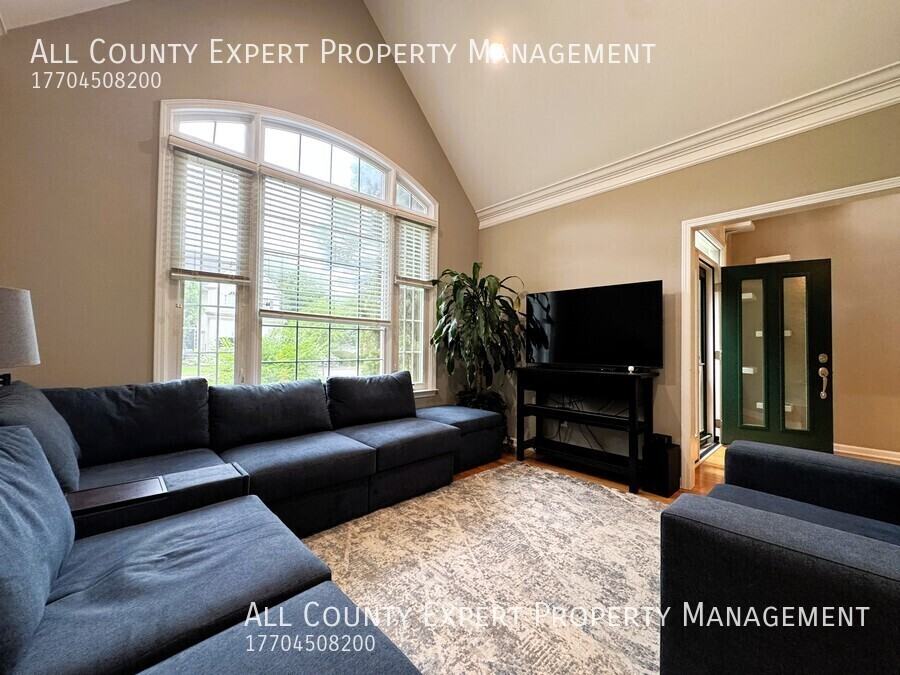 2046 Beaumont Ln - Photo 3 of 36