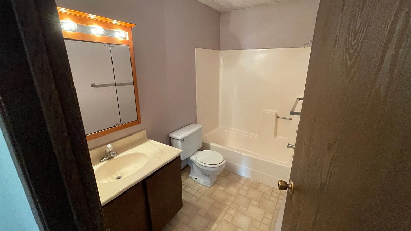 122 8th Ave Se - Photo 5 of 10