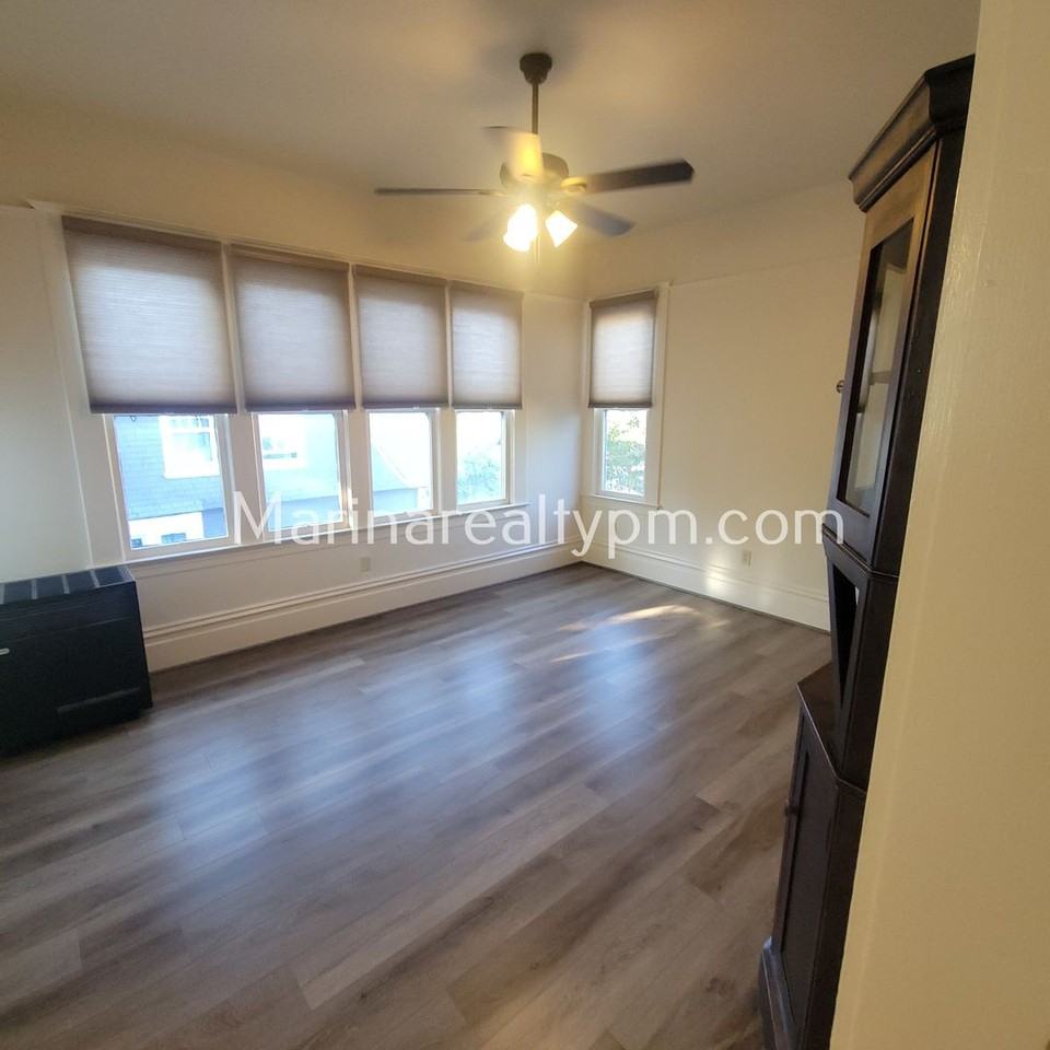 744 York St - Photo 2 of 9