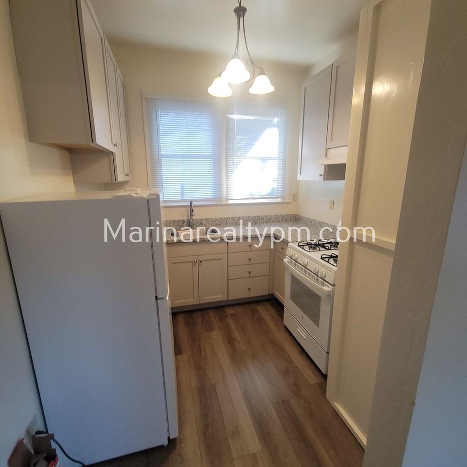 744 York St - Photo 3 of 9