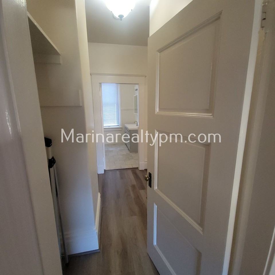 744 York St - Photo 4 of 9